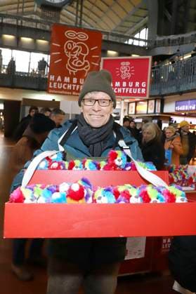 Thorsten Laussch beim 28. Charity Teddybären Verkauf 2025 zugunsten von Leuchtfeuer im Hauptbahnhof Hamburg. Hamburg, 20.11.2025