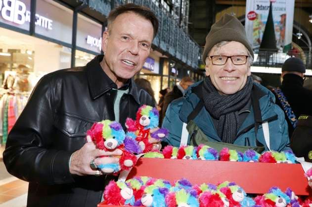 Ulf Ansorge und Thorsten Laussch beim 28. Charity Teddybären Verkauf 2025 zugunsten von Leuchtfeuer im Hauptbahnhof Hamburg. Hamburg, 20.11.2025
