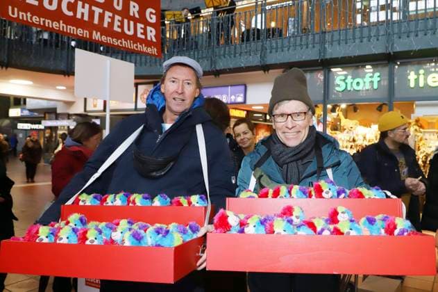 Lou Richter und Thorsten Laussch beim 28. Charity Teddybären Verkauf 2025 zugunsten von Leuchtfeuer im Hauptbahnhof Hamburg. Hamburg, 20.11.2025