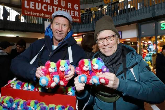 Lou Richter und Thorsten Laussch beim 28. Charity Teddybären Verkauf 2025 zugunsten von Leuchtfeuer im Hauptbahnhof Hamburg. Hamburg, 20.11.2025
