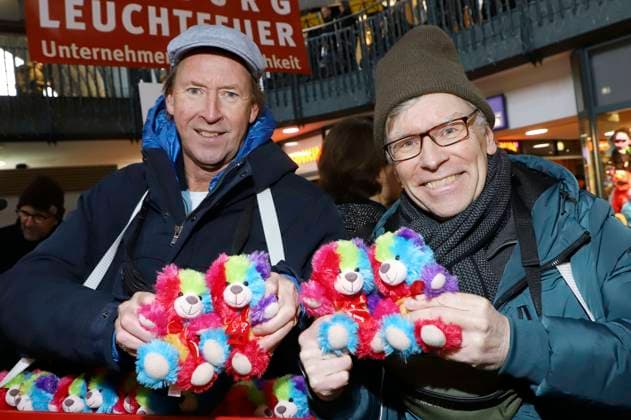 Lou Richter und Thorsten Laussch beim 28. Charity Teddybären Verkauf 2025 zugunsten von Leuchtfeuer im Hauptbahnhof Hamburg. Hamburg, 20.11.2025