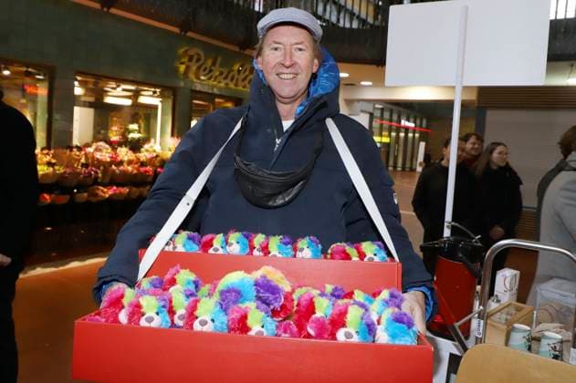 Lou Richter beim 28. Charity Teddybären Verkauf 2025 zugunsten von Leuchtfeuer im Hauptbahnhof Hamburg. Hamburg, 20.11.2025