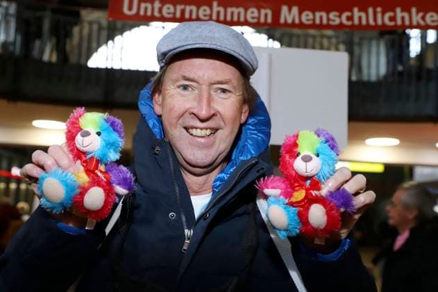Lou Richter beim 28. Charity Teddybären Verkauf 2025 zugunsten von Leuchtfeuer im Hauptbahnhof Hamburg. Hamburg, 20.11.2025