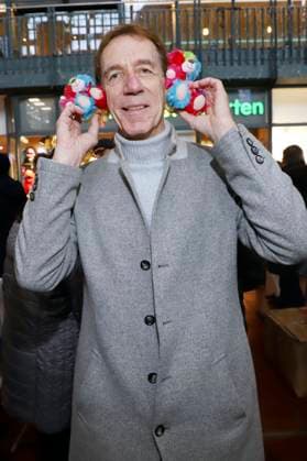 Helmut Schulte beim 28. Charity Teddybären Verkauf 2025 zugunsten von Leuchtfeuer im Hauptbahnhof Hamburg. Hamburg, 20.11.2025