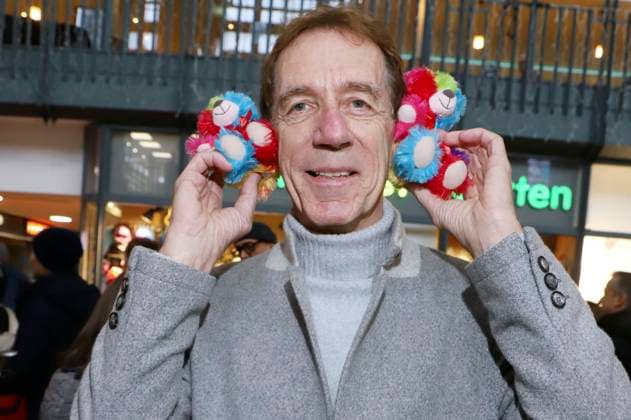 Helmut Schulte beim 28. Charity Teddybären Verkauf 2025 zugunsten von Leuchtfeuer im Hauptbahnhof Hamburg. Hamburg, 20.11.2025