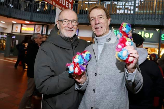 Peter Lohmeyer und Helmut Schulte beim 28. Charity Teddybären Verkauf 2025 zugunsten von Leuchtfeuer im Hauptbahnhof Hamburg. Hamburg, 20.11.2025