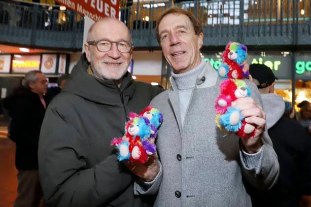 Peter Lohmeyer und Helmut Schulte beim 28. Charity Teddybären Verkauf 2025 zugunsten von Leuchtfeuer im Hauptbahnhof Hamburg. Hamburg, 20.11.2025