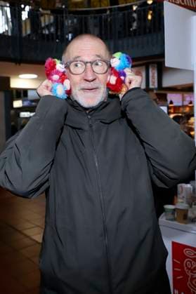 Peter Lohmeyer beim 28. Charity Teddybären Verkauf 2025 zugunsten von Leuchtfeuer im Hauptbahnhof Hamburg. Hamburg, 20.11.2025