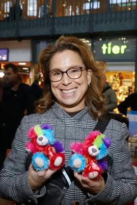 Carola Veit beim 28. Charity Teddybären Verkauf 2025 zugunsten von Leuchtfeuer im Hauptbahnhof Hamburg. Hamburg, 20.11.2025