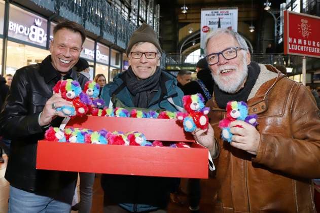 Ulf Ansorge, Thorsten Laussch und Wolfgang Trepper beim 28. Charity Teddybären Verkauf 2025 zugunsten von Leuchtfeuer im Hauptbahnhof Hamburg. Hamburg, 20.11.2025