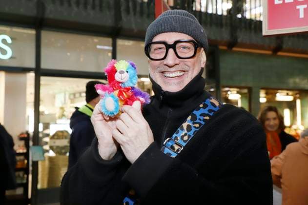 Nik Breidenbach beim 28. Charity Teddybären Verkauf 2025 zugunsten von Leuchtfeuer im Hauptbahnhof Hamburg. Hamburg, 20.11.2025