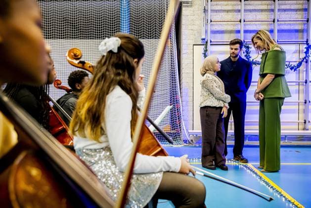 Amsterdam, The Netherlands, 2025-11-20 14:29:17 AMSTERDAM, 20-11-2025, Mobiel Primary School. Queen Maxima, honorary chair of More Music in the Classroom, visited Mobiel Primary School in Amsterdam. Mobiel Primary School is one of twelve primary schools participating in the largest school band in the Netherlands. The school band performs during the annual Christmas Music Gala, which raises awareness of the importance of music and creative education. PHOTO: NLBeeld POOL Patrick van Katwijk Credit: NL Beeld Patrick van Emst  Copyright: xx x