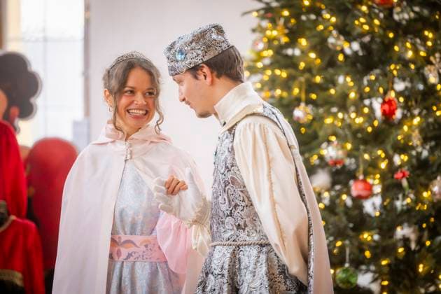 Winterausstellung auf Schloss Moritzburg, Mit Aschenbrödel zum Ball. Die Aschenbrödel-Saison startet im Schloss Moritzburg. Vom 21. November 2025 bis 1. März 2026 sind im Schloss wieder Originalkostüme, nachgebildete Filmszenen und Requisiten ausgestellt. Am authentischen Drehort wird der Märchenfilm Drei Haselnüsse für Aschenbrödel lebendig. Mit dem Motto Auf zum Ball! setzen die Ausstellungsmacher in der 14. Winterausstellung einen besonderen Akzent. Der barocke Speisesaal mit der imposanten Geweihsammlung wird erstmals komplett für Gäste begehbar. Gäste können in eigenen Kostümen, den beliebten Besucherkostümen oder natürlich in Zivil Walzer tanzen. Zum Pressetermin tanzten Anna Gregor und Felix Hauke. Moritzburg Sachsen