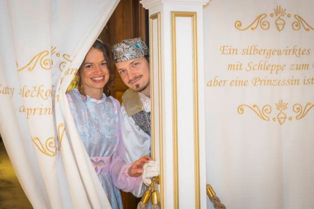 Winterausstellung auf Schloss Moritzburg, Mit Aschenbrödel zum Ball. Die Aschenbrödel-Saison startet im Schloss Moritzburg. Vom 21. November 2025 bis 1. März 2026 sind im Schloss wieder Originalkostüme, nachgebildete Filmszenen und Requisiten ausgestellt. Am authentischen Drehort wird der Märchenfilm Drei Haselnüsse für Aschenbrödel lebendig. Mit dem Motto Auf zum Ball! setzen die Ausstellungsmacher in der 14. Winterausstellung einen besonderen Akzent. Der barocke Speisesaal mit der imposanten Geweihsammlung wird erstmals komplett für Gäste begehbar. Gäste können in eigenen Kostümen, den beliebten Besucherkostümen oder natürlich in Zivil Walzer tanzen. Zum Pressetermin tanzten Anna Gregor und Felix Hauke. Moritzburg Sachsen