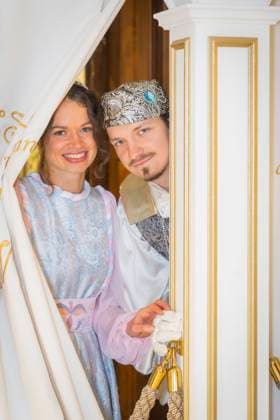 Winterausstellung auf Schloss Moritzburg, Mit Aschenbrödel zum Ball. Die Aschenbrödel-Saison startet im Schloss Moritzburg. Vom 21. November 2025 bis 1. März 2026 sind im Schloss wieder Originalkostüme, nachgebildete Filmszenen und Requisiten ausgestellt. Am authentischen Drehort wird der Märchenfilm Drei Haselnüsse für Aschenbrödel lebendig. Mit dem Motto Auf zum Ball! setzen die Ausstellungsmacher in der 14. Winterausstellung einen besonderen Akzent. Der barocke Speisesaal mit der imposanten Geweihsammlung wird erstmals komplett für Gäste begehbar. Gäste können in eigenen Kostümen, den beliebten Besucherkostümen oder natürlich in Zivil Walzer tanzen. Zum Pressetermin tanzten Anna Gregor und Felix Hauke. Moritzburg Sachsen