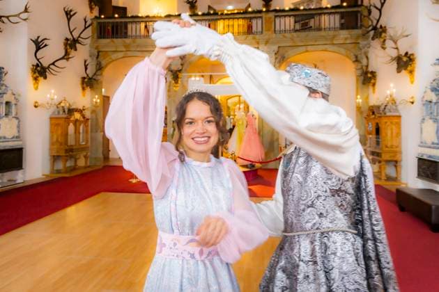 Winterausstellung auf Schloss Moritzburg, Mit Aschenbrödel zum Ball. Die Aschenbrödel-Saison startet im Schloss Moritzburg. Vom 21. November 2025 bis 1. März 2026 sind im Schloss wieder Originalkostüme, nachgebildete Filmszenen und Requisiten ausgestellt. Am authentischen Drehort wird der Märchenfilm Drei Haselnüsse für Aschenbrödel lebendig. Mit dem Motto Auf zum Ball! setzen die Ausstellungsmacher in der 14. Winterausstellung einen besonderen Akzent. Der barocke Speisesaal mit der imposanten Geweihsammlung wird erstmals komplett für Gäste begehbar. Gäste können in eigenen Kostümen, den beliebten Besucherkostümen oder natürlich in Zivil Walzer tanzen. Zum Pressetermin tanzten Anna Gregor und Felix Hauke. Moritzburg Sachsen