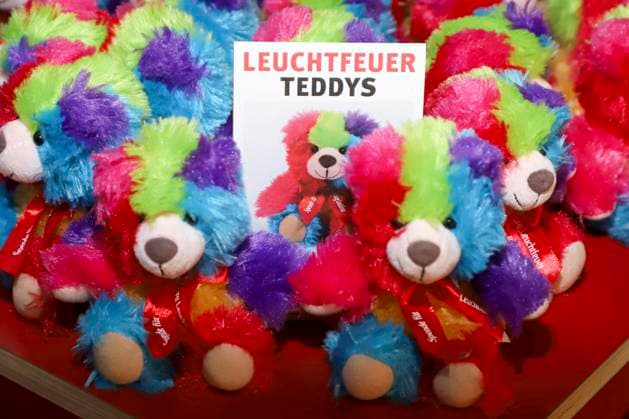 abb Bunte Leuchtfeuer Teddy Promis verkaufen die Stoff Tiere Charity Aktion zu gunsten von Hamburg Leuchtfeuer in der Wandelhalle des Hauptbahnhof am 20.11.2025 in Haqmburg Hamburg Deutschland