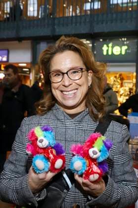 abb Carola Veit SPD Politikerin Hamburger Buergerschafts Praesidentin verkauft Bunte Leuchtfeuer Teddy Promis verkaufen die Stoff Tiere Charity Aktion zu gunsten von Hamburg Leuchtfeuer in der Wandelhalle des Hauptbahnhof am 20.11.2025 in Haqmburg Hamburg Deutschland