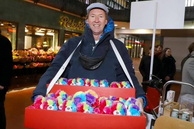 abb Lou Richter Moderator verkauft Bunte Leuchtfeuer Teddy Promis verkaufen die Stoff Tiere Charity Aktion zu gunsten von Hamburg Leuchtfeuer in der Wandelhalle des Hauptbahnhof am 20.11.2025 in Haqmburg Hamburg Deutschland
