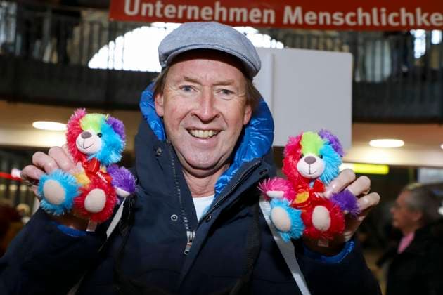 abb Lou Richter Moderator verkauft Bunte Leuchtfeuer Teddy Promis verkaufen die Stoff Tiere Charity Aktion zu gunsten von Hamburg Leuchtfeuer in der Wandelhalle des Hauptbahnhof am 20.11.2025 in Haqmburg Hamburg Deutschland