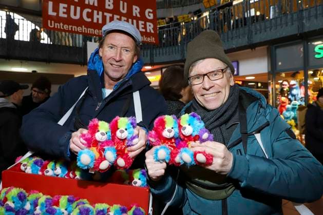 abb Lou Richter, Thorsten Laussch verkaufen Bunte Leuchtfeuer Teddy Promis verkaufen die Stoff Tiere Charity Aktion zu gunsten von Hamburg Leuchtfeuer in der Wandelhalle des Hauptbahnhof am 20.11.2025 in Haqmburg Hamburg Deutschland