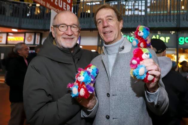 abb Peter Lohmeyer Schauspieler und Helmut Schulte ex Fussball Trainer verkaufen Bunte Leuchtfeuer Teddy Promis verkaufen die Stoff Tiere Charity Aktion zu gunsten von Hamburg Leuchtfeuer in der Wandelhalle des Hauptbahnhof am 20.11.2025 in Haqmburg Hamburg Deutschland