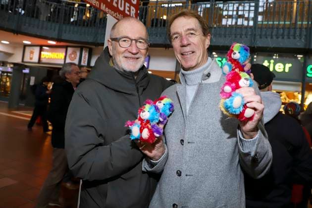 abb Peter Lohmeyer Schauspieler und Helmut Schulte ex Fussball Trainer verkaufen Bunte Leuchtfeuer Teddy Promis verkaufen die Stoff Tiere Charity Aktion zu gunsten von Hamburg Leuchtfeuer in der Wandelhalle des Hauptbahnhof am 20.11.2025 in Haqmburg Hamburg Deutschland