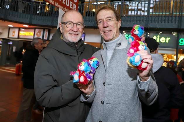 abb Peter Lohmeyer Schauspieler und Helmut Schulte ex Fussball Trainer verkaufen Bunte Leuchtfeuer Teddy Promis verkaufen die Stoff Tiere Charity Aktion zu gunsten von Hamburg Leuchtfeuer in der Wandelhalle des Hauptbahnhof am 20.11.2025 in Haqmburg Hamburg Deutschland