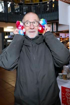 abb Peter Lohmeyer Schauspieler verkauft Bunte Leuchtfeuer Teddy Promis verkaufen die Stoff Tiere Charity Aktion zu gunsten von Hamburg Leuchtfeuer in der Wandelhalle des Hauptbahnhof am 20.11.2025 in Haqmburg Hamburg Deutschland
