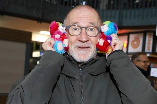 abb Peter Lohmeyer Schauspieler verkauft Bunte Leuchtfeuer Teddy Promis verkaufen die Stoff Tiere Charity Aktion zu gunsten von Hamburg Leuchtfeuer in der Wandelhalle des Hauptbahnhof am 20.11.2025 in Haqmburg Hamburg Deutschland