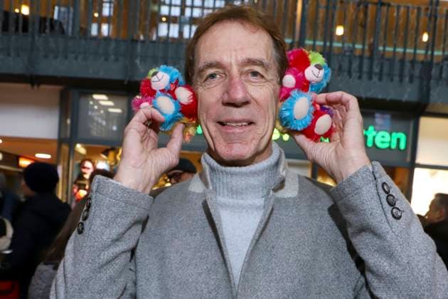 abb Helmut Schulte es Fussball Trainer verkauft Bunte Leuchtfeuer Teddy Promis verkaufen die Stoff Tiere Charity Aktion zu gunsten von Hamburg Leuchtfeuer in der Wandelhalle des Hauptbahnhof am 20.11.2025 in Haqmburg Hamburg Deutschland
