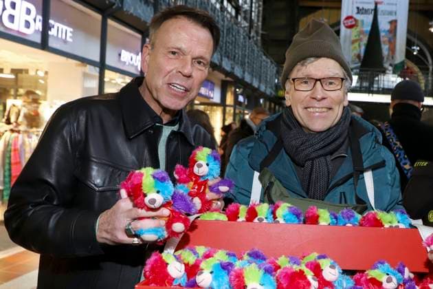 abb Ulf Ansorge, Thorsten Laussch verkaufen Bunte Leuchtfeuer Teddy Promis verkaufen die Stoff Tiere Charity Aktion zu gunsten von Hamburg Leuchtfeuer in der Wandelhalle des Hauptbahnhof am 20.11.2025 in Haqmburg Hamburg Deutschland