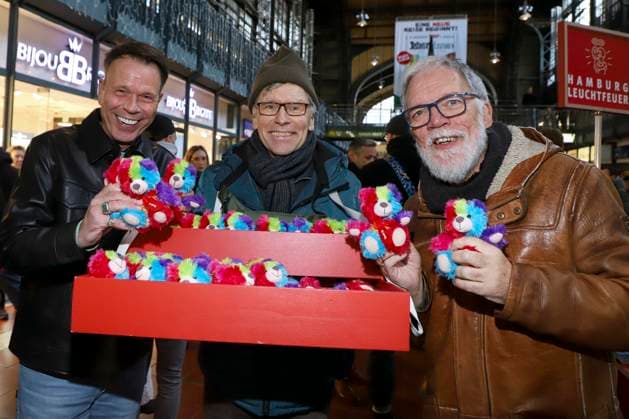 abb Ulf Ansorge, Thorsten Laussch, Wolfgang Trepper verkaufen Bunte Leuchtfeuer Teddy Promis verkaufen die Stoff Tiere Charity Aktion zu gunsten von Hamburg Leuchtfeuer in der Wandelhalle des Hauptbahnhof am 20.11.2025 in Haqmburg Hamburg Deutschland