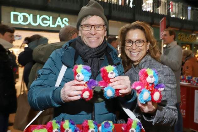 abb Thorsten Laussch, Carola Veit verkaufen Bunte Leuchtfeuer Teddy Promis verkaufen die Stoff Tiere Charity Aktion zu gunsten von Hamburg Leuchtfeuer in der Wandelhalle des Hauptbahnhof am 20.11.2025 in Haqmburg Hamburg Deutschland