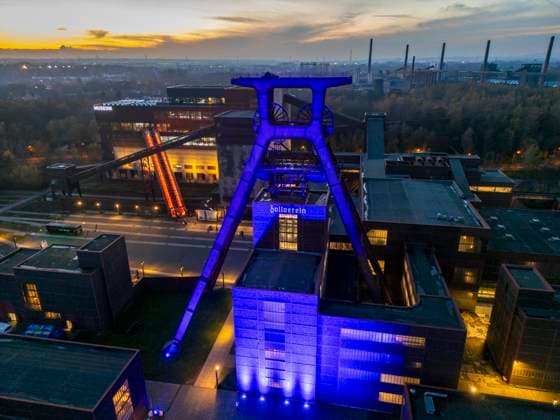 Internationalen Tag der Kinderrechte, dazu werden Weltweit Gebäude blau angeleuchtet, über 60 in Deutschland, Blaue Illumination zur weltweiten Aktion des Kinderhilfswerk der Vereinten Nationen, UNICEF, hier das UNESCO Welterbe Zeche Zollverein, das Doppelbock Fördergerüst von Schacht XII, Essen, NRW, Tag der Kinderechte *** International Childrens Rights Day, buildings around the world are illuminated in blue, over 60 in Germany, blue illumination for the worldwide campaign of the United Nations Childrens Fund, UNICEF, here the UNESCO World Heritage Site Zeche Zollverein, the Doppelbock headframe of Shaft XII, Essen, NRW, Childrens Rights Day