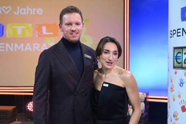 Fussball Bundestrainer Julian NAGELSMANN mit Partnerin Lena WURZENBERGER, 30. RTL Spendenmarathon Wir helfen Kindern , Fernsehen, 20.-21.11.2024 in Huerth, Deutschland,