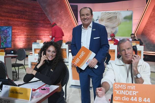 Moderator Wolfram KONS und seine Gaeste: Lilly BECKER und Henry MASKE, 30. RTL Spendenmarathon Wir helfen Kindern , Fernsehen, 20.-21.11.2024 in Huerth, Deutschland,