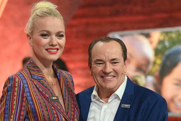 Franziska KNUPPPE, Model, Wolfram KONS, Moderator, 30. RTL Spendenmarathon Wir helfen Kindern , Fernsehen, 20.-21.11.2024 in Huerth, Deutschland,