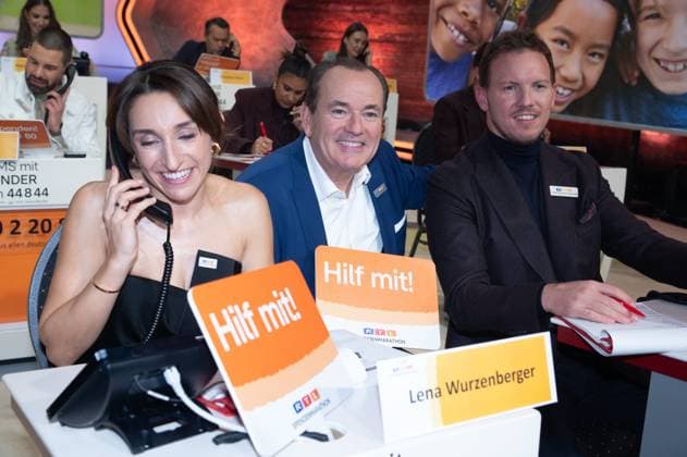 v.l. Jana WURZENBERGER, Moderator Wolfram KONS, Julian NAGELSMANN, Fussball Bundestrainer 30. RTL Spendenmarathon Wir helfen Kindern , Fernsehen, 20.-21.11.2024 in Huerth, Deutschland,