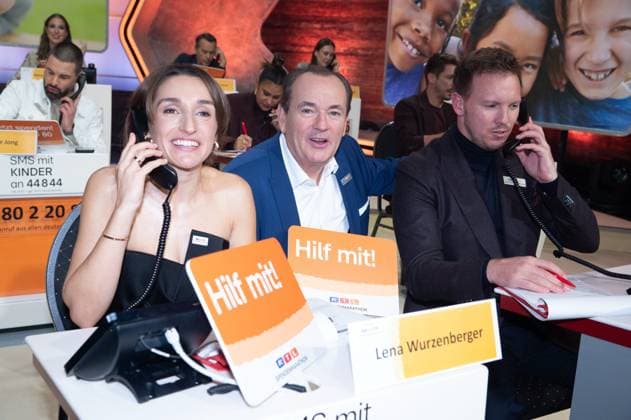 v.l. Jana WURZENBERGER, Moderator Wolfram KONS, Julian NAGELSMANN, Fussball Bundestrainer 30. RTL Spendenmarathon Wir helfen Kindern , Fernsehen, 20.-21.11.2024 in Huerth, Deutschland,