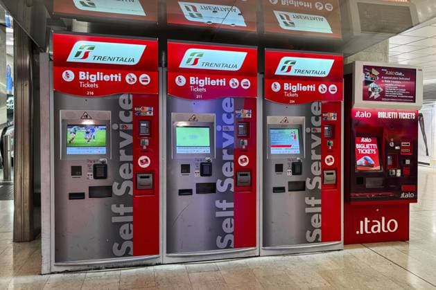 Mailand, Italien — 7. April 2025: Self Service Fahrkartenautomaten von Trenitalia und Italo am Hauptbahnhof von Mailand. Rote Kioske für schnelle Bahnbuchungen Milan, Italy - April, 07, 2025: Trenitalia and Italo self-service ticket machines at Milan Central Station. Red kiosks for fast rail bookings Copyright: imageBROKER IgorxZakirov ibliqx15570931.jpg