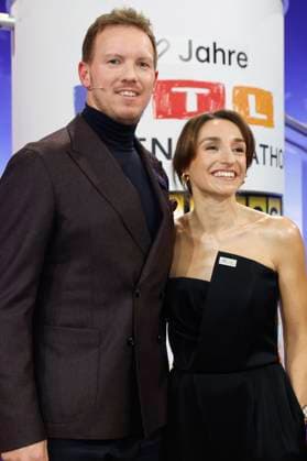Julian Nagelsmann mit Freundin Lena Wurzenberger beim 30. RTL-Spendenmarathon 2025 im Studio 8 der EMG Studios. Hürth, 20.11.2025