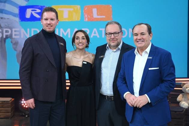 v.l. Julian NAGELSMANN, Fussball Bundestrainer mit Partnerin Lena WURZENBERGER, Dr. Thomas STOFFMEHL, Vorstandsvorsitzender Vorwerk, Moderator Wolfram KONS, 30. RTL Spendenmarathon Wir helfen Kindern , Fernsehen, 20.-21.11.2024 in Huerth, Deutschland,