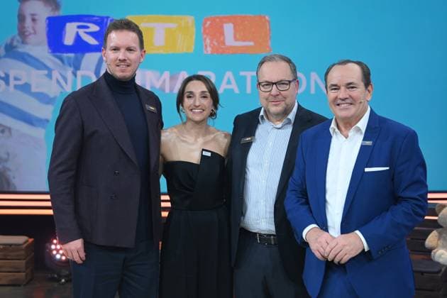 v.l. Julian NAGELSMANN, Fussball Bundestrainer mit Partnerin Lena WURZENBERGER, Dr. Thomas STOFFMEHL, Vorstandsvorsitzender Vorwerk, Moderator Wolfram KONS, 30. RTL Spendenmarathon Wir helfen Kindern , Fernsehen, 20.-21.11.2024 in Huerth, Deutschland,