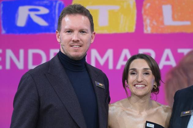v.l. Julian NAGELSMANN, Fussball Bundestrainer mit Partnerin Lena WURZENBERGER, 30. RTL Spendenmarathon Wir helfen Kindern , Fernsehen, 20.-21.11.2024 in Huerth, Deutschland,