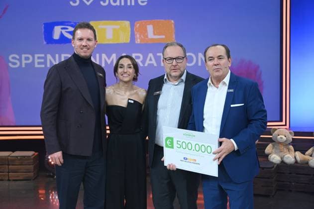 v.l. Julian NAGELSMANN, Fussball Bundestrainer mit Partnerin Lena WURZENBERGER, Dr. Thomas STOFFMEHL, Vorstandsvorsitzender Vorwerk, Moderator Wolfram KONS, 30. RTL Spendenmarathon Wir helfen Kindern , Fernsehen, 20.-21.11.2024 in Huerth, Deutschland,