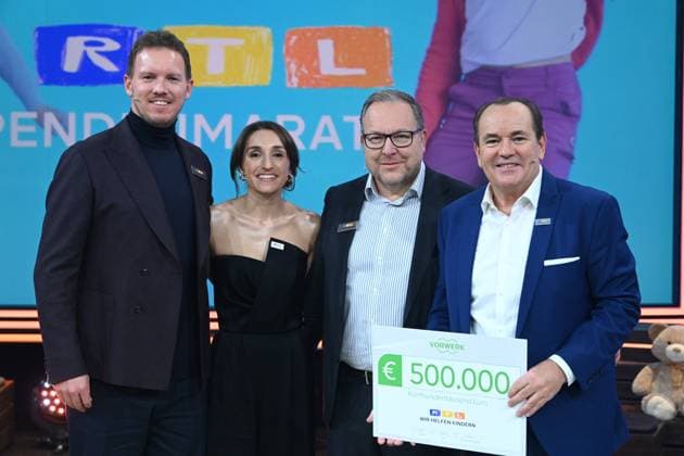 v.l. Julian NAGELSMANN, Fussball Bundestrainer mit Partnerin Lena WURZENBERGER, Dr. Thomas STOFFMEHL, Vorstandsvorsitzender Vorwerk, Moderator Wolfram KONS, 30. RTL Spendenmarathon Wir helfen Kindern , Fernsehen, 20.-21.11.2024 in Huerth, Deutschland,