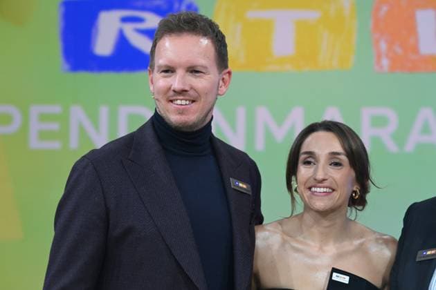 v.l. Julian NAGELSMANN, Fussball Bundestrainer mit Partnerin Lena WURZENBERGER, 30. RTL Spendenmarathon Wir helfen Kindern , Fernsehen, 20.-21.11.2024 in Huerth, Deutschland,