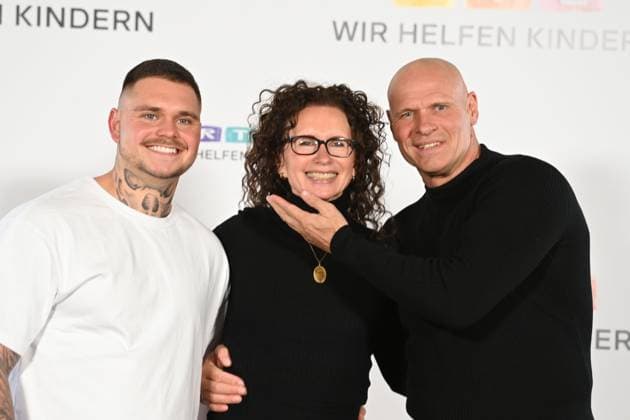 Thorsten LEGAT, ehem. Fussballspieler, mit Ehefrau Alexandra und Sohn Nico, 30. RTL Spendenmarathon Wir helfen Kindern , Fernsehen, 20.-21.11.2024 in Huerth, Deutschland,