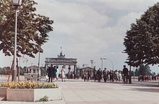 Berlin GER, Berlin,20150718, Aufnahme ca. 1968, Strassenzene, am Brandenburger Tor, Wahrzeichen der Stadt Berlin am Pariser Platz *** Berlin GER, Berlin,20150718, photo ca 1968, street scene, at the Brandenburg Gate, landmark of the city of Berlin at Pariser Platz